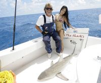 THE_SHARK_HUNTER_AND_SINGAPORE_SUPER_MODEL_AND_TAGGED_BLACKTIP.jpg